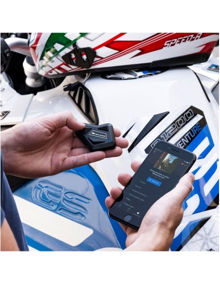 Intercomunicador para moto Midland Twin, puede conectar hasta tres aparatos.
